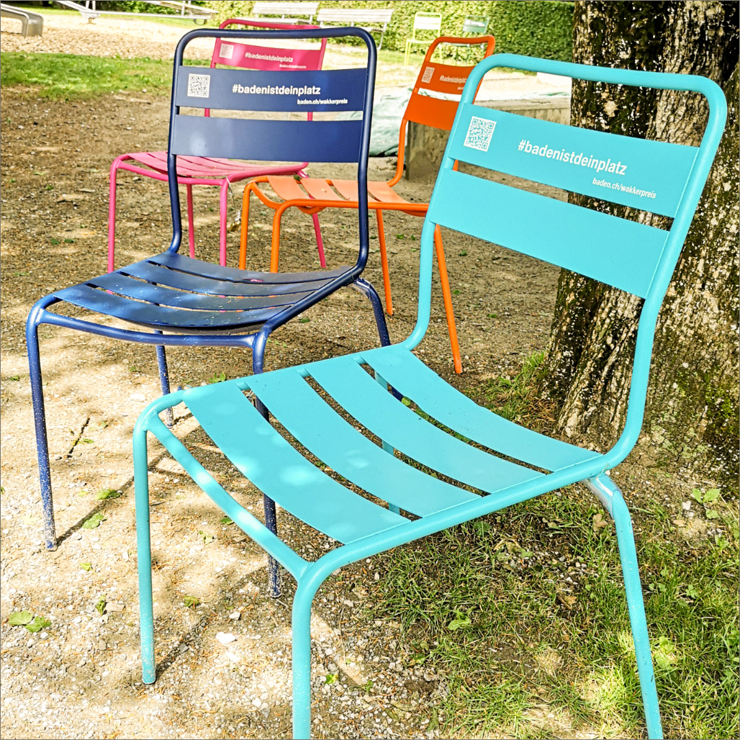 Farbige Stühle schmücken die öffentlichen Freiräume der Stadt
